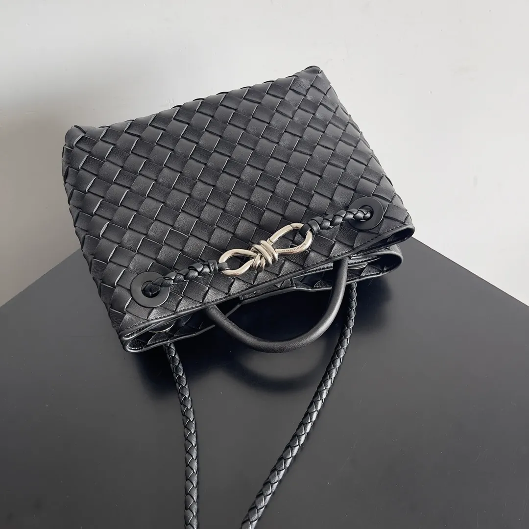 The 2023 new Andiamo batch of 1860 BV has been shipped‼ ️Really popular🔥The new Andiamo woven handbag launched by Bottega Veneta this season is really popular all over the world! ! Celebrities at home and abroad have worn it, and Oscar-winning actress Michelle Yeoh has taken it out on the street. Song Jia, Trai Yara, Yu Feihong, Sanji Ayaka, Rosie Hunting-Whiteley, Yoshioka Riho, etc. have all picked up this bag. It is classic and versatile, showing off its temperament, and the bag capacity is also large, which is very convenient for daily commuting! ! A variety of carrying methods, the shoulder straps can be adjusted by yourself, the original lambskin feels soft and delicate, and the neutral style is made to break gender boundaries and bring a more practical and longer-lasting use experience. Andiamo, which has both elegant and casual styles, perfectly interprets the true appearance of "fashionable old money style". Style number: 743568 Size: 25*22*10.5cm